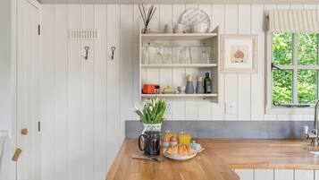 Réfrigérateur, four, plaque de cuisson, cafetiÚre/bouilloire