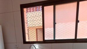 Fridge, oven, stovetop, toaster - Beautiful apartment - two bedrooms - Vila Caiçara, Praia Grande, near the beach. (Praia Grande)