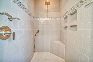 Een douche, een haardroger, handdoeken, zeep