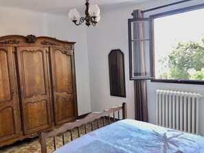 4 bedrooms, iron/ironing board, WiFi