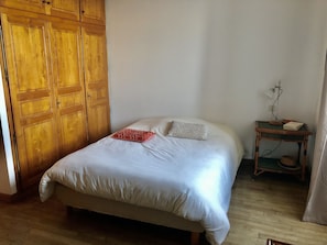4 bedrooms, iron/ironing board, WiFi