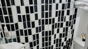 Douche, serviettes fournies, savon, shampoing