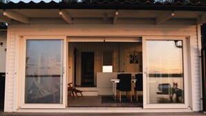 Een huis met een schuifdeur naar een eethoek met een tafel en stoelen.