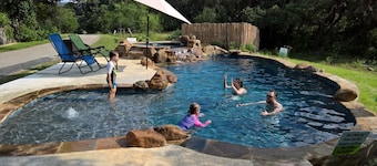 Secluded, Nature Trails, Dark Sky. Near Garner & Lost Maples State Parks.