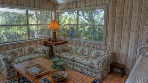 Smart TV, fireplace, DVD player, ping pong - Secluded, Nature Trails, Dark Sky. Near Garner & Lost Maples State Parks. (Utopia)