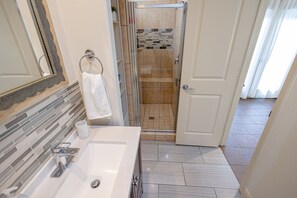 Shower, hair dryer, towels, soap - Charming Suite, inside the loop/pet friendly w/ outdoor gazebo,Private Entrance (Houston)