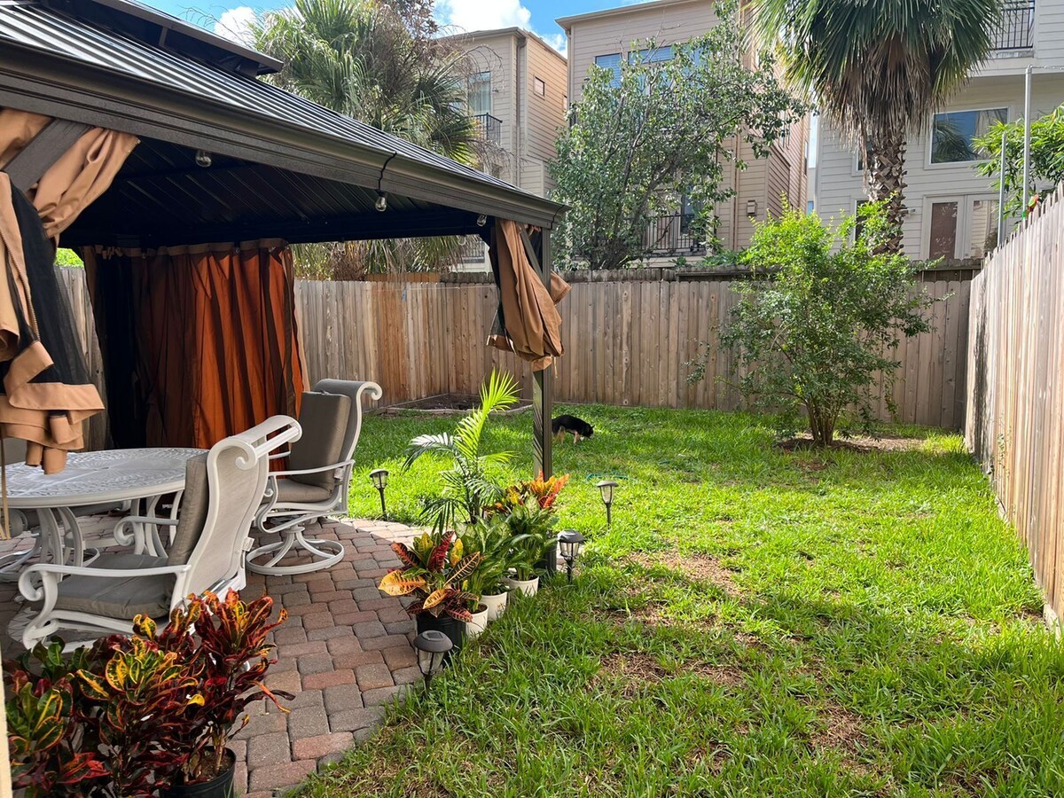 Photo of Charming Suite, inside the loop/pet friendly w/ outdoor gazebo,Private Entrance