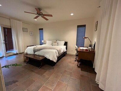 Charming Suite, inside the loop/pet friendly w/ outdoor gazebo,Private Entrance