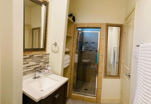 تجهيزات دش، مجففات شعر، مناشف، صابون