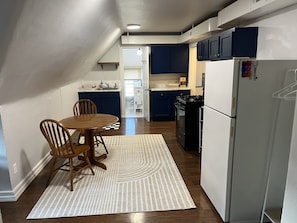 Fridge, microwave, oven, stovetop - Cosy Boho 3rd Floor Studio in Heart of Covington, 5 Minute Walk to Wedding Venue (Covington)