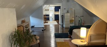 Cosy Boho 3rd Floor Studio in Heart of Covington, 5 Minute Walk to Wedding Venue