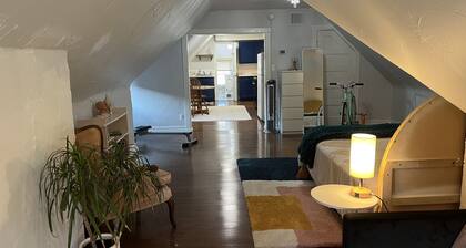 Cosy Boho 3rd Floor Studio in Heart of Covington, 5 Minute Walk to Wedding Venue