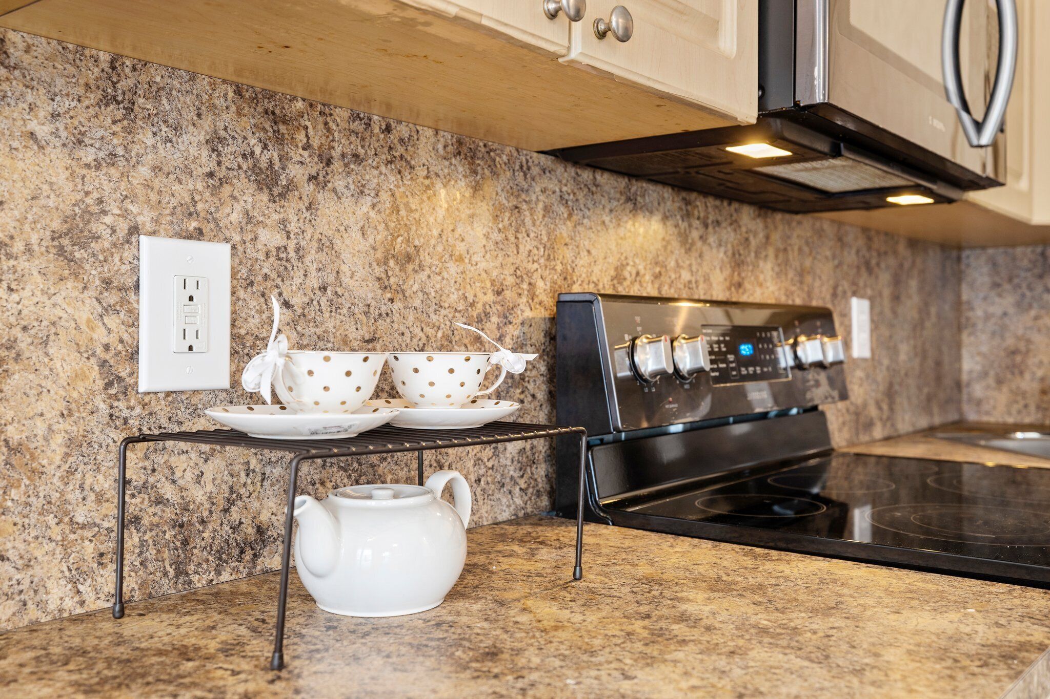 Kühlschrank, Mikrowelle, Herdplatte, Geschirrspüler