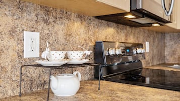 Kühlschrank, Mikrowelle, Herdplatte, Geschirrspüler