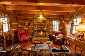 Living area - Cabin at Rabbit Hollow (Stanardsville)