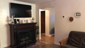 TV connectée, cheminée, chaßne hi-fi