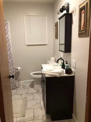 吹风机、毛巾、肥皂、洗发水