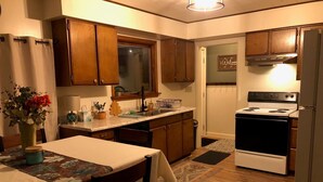 Una cocina con armarios de madera, estufa y refrigerador.