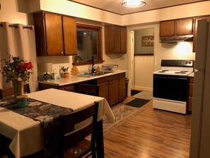 Refrigerador, microondas, horno, placa de cocina