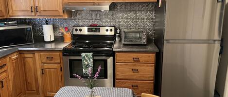 Réfrigérateur, four à micro-ondes, un four, surface de cuisson