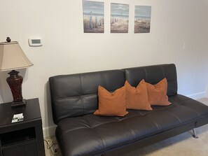 Una Smart TV, una chimenea, libros