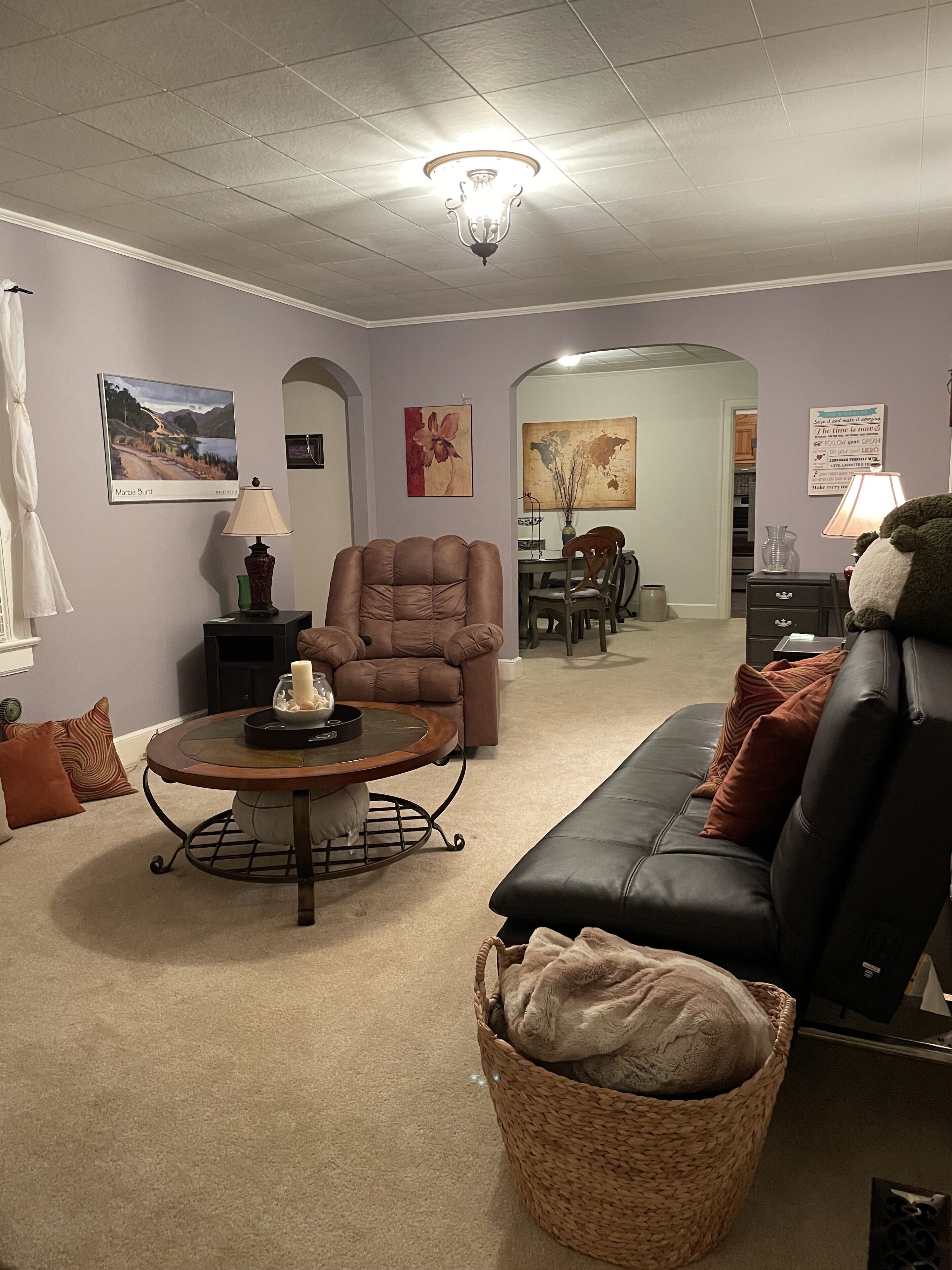 Very private cozy cottage, beautiful country setting surrounded with pine trees.