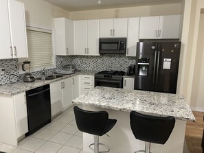 Fridge, microwave, oven, stovetop - Spacious family friendly home, game room, 5 minutes from Lake Simcoe (Innisfil)