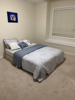 3 bedrooms, WiFi, bed sheets - Spacious family friendly home, game room, 5 minutes from Lake Simcoe (Innisfil)