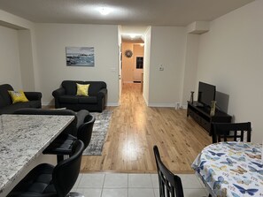 Interior - Spacious family friendly home, game room, 5 minutes from Lake Simcoe (Innisfil)