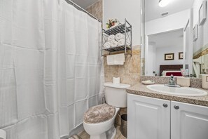 Hiustenkuivaaja, saippua, sampoo, vessapaperi