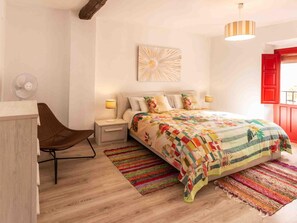 3 bedrooms, iron/ironing board, Internet, bed sheets