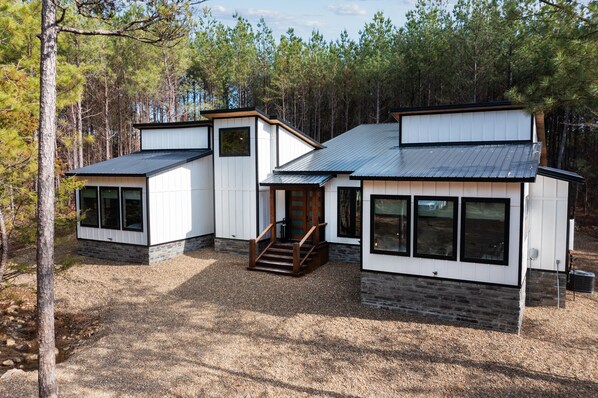 Exterior - Brand New, 4 Master Bedroom, 4.5 Bath, Fireplaces, Hot Tub, Large Patio (Broken Bow)