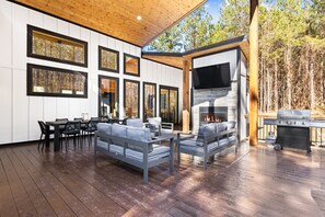 Outdoor dining - Brand New, 4 Master Bedroom, 4.5 Bath, Fireplaces, Hot Tub, Large Patio (Broken Bow)