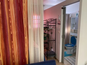 Fer et planche à repasser, Wi-Fi gratuit, draps fournis