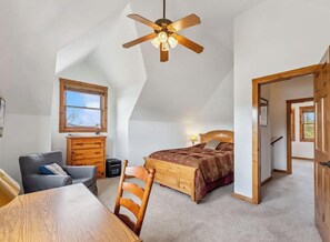 3 bedrooms, desk, iron/ironing board, free WiFi