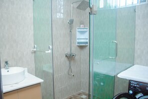 Regadera, secadora de cabello, toallas, jabón 