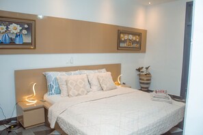 1 camera, una scrivania, Wi-Fi, lenzuola