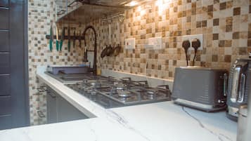 Frigorifero, microonde, forno, piano cottura