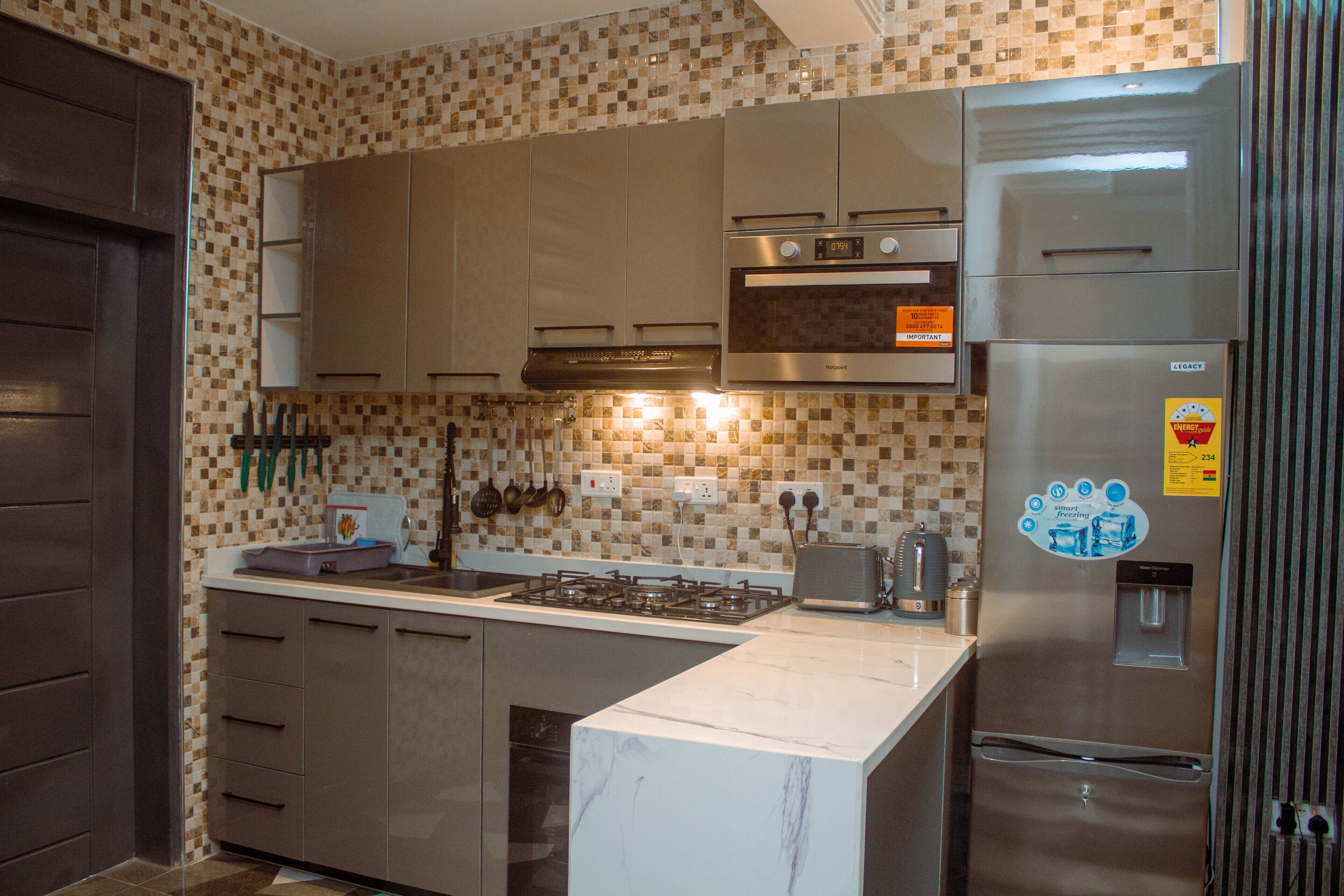 Refrigerador, microondas, horno y parrilla de estufa 