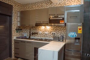 Refrigerador, microondas, horno y parrilla de estufa 