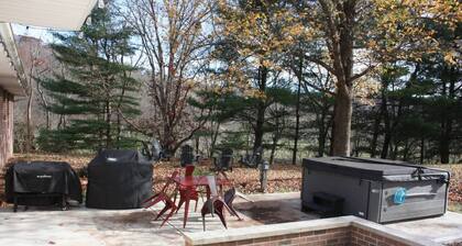 Red Brick Ranch 3BR Sleeps 12 Hot Tub Scenic Hocking Hills Retreat