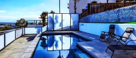 Utendørsbasseng og et oppvarmet basseng