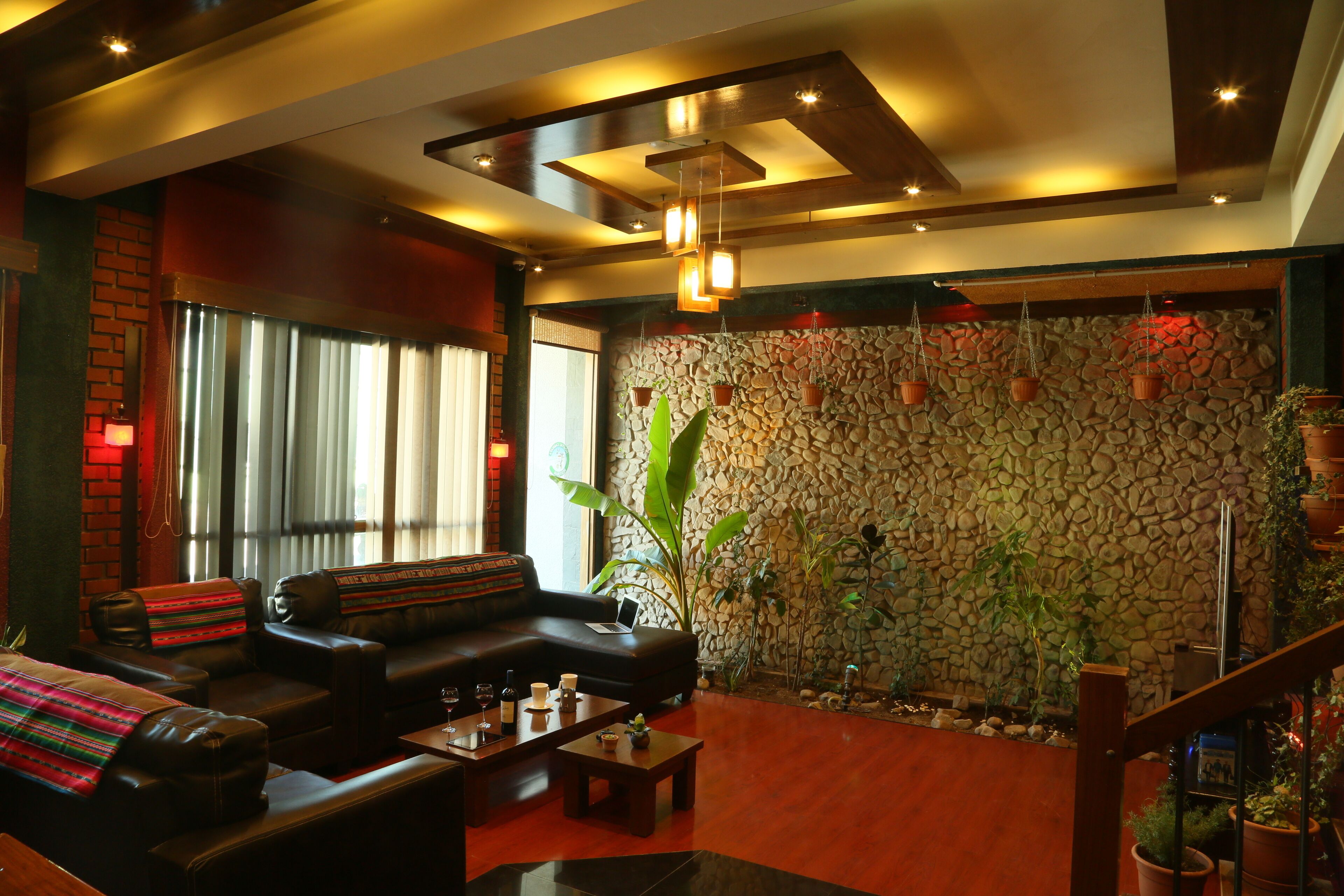 Televisión de pantalla plana de 32 pulgadas con canales por cable 