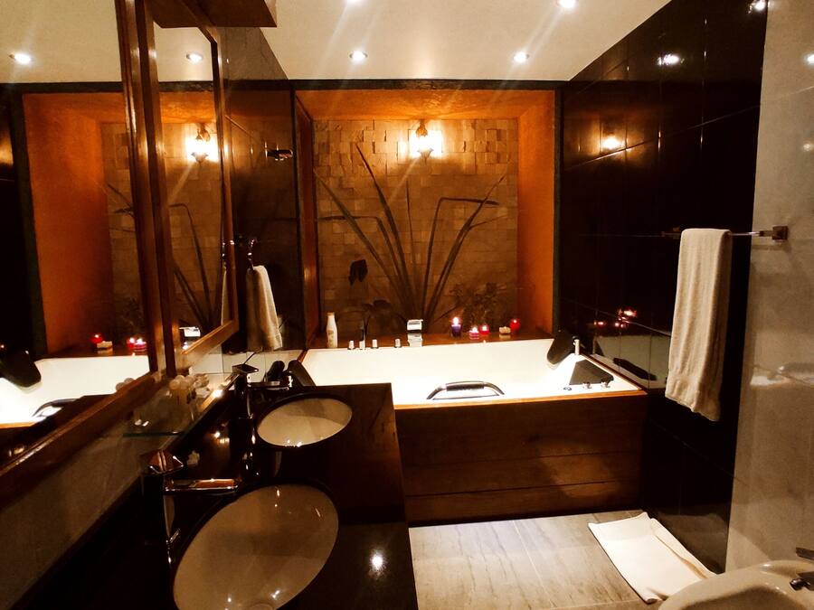 Comfort Studio Suite | Bathroom | Towels, soap, shampoo, toilet paper