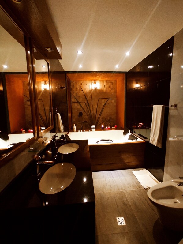 Suite studio Confort | Salle de bain | Serviettes fournies, savon, shampooing, papier de toilette