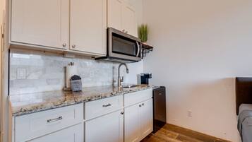 KĂŒhlschrank, Mikrowelle, Wasserkocher mit Kaffee-/Teezubehör, Toaster