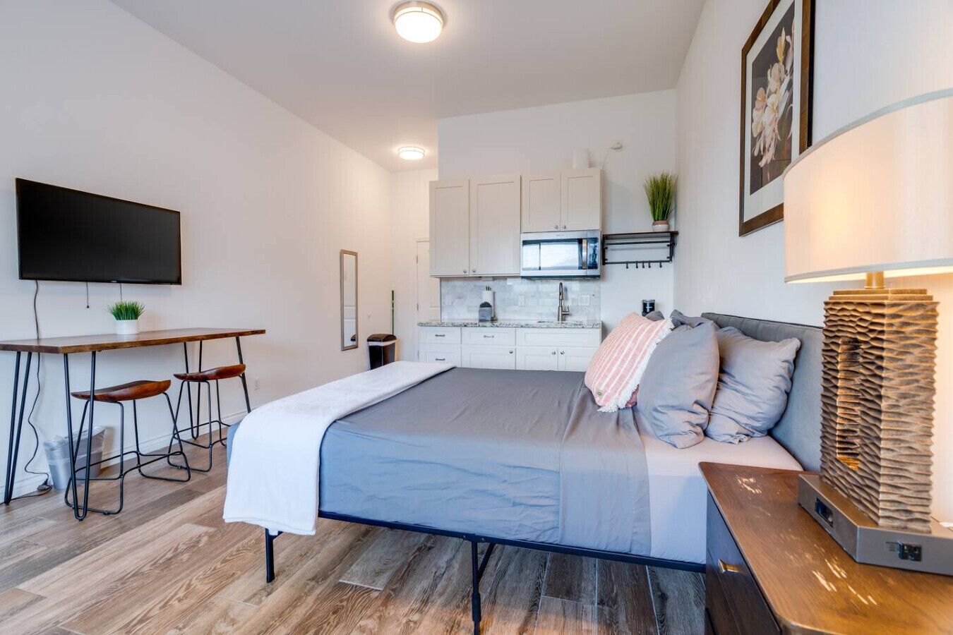 1 slaapkamer, een bureau, een strijkplank/strijkijzer, reisbedje