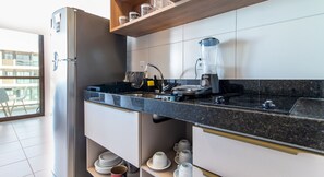 Apartamento | Cozinha privada | Geladeira, micro-ondas, cooktop, torradeira