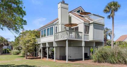 2 Bed/3Bath w/Sleeping Loft Golf Views! Neighborhood Pool! Amenity cards INCLUDED!