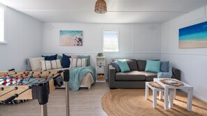 Smart TV, video games, table football - Charming Pet friendly Beach Cottage - 100m to beach and lake (Culburra Beach)